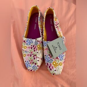 Floral Print Tom’s shoes!